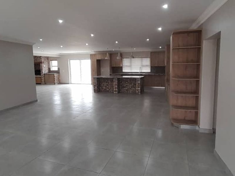 NEWLY RENOVATED FAMILY HOUSE IN A VERY QUIET  CUL DE SAC - Photo 10