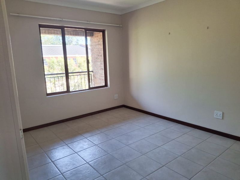 Large two bedroom apartment in Howick Central - Photo 9