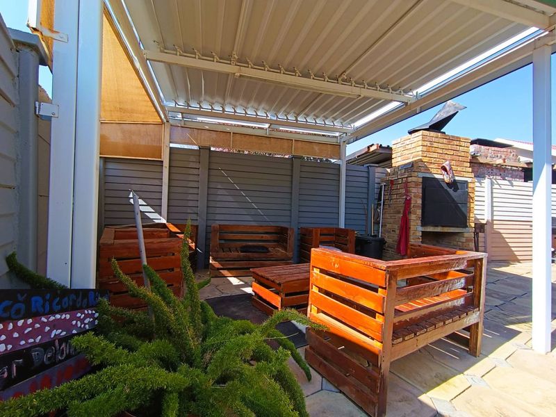 Stylish Duet Living with Private Entrance & Entertainer’s Delight - Photo 4