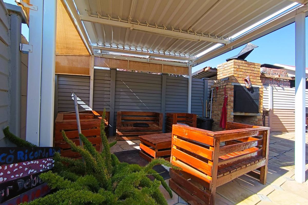 Stylish Duet Living with Private Entrance & Entertainer’s Delight - Photo 4