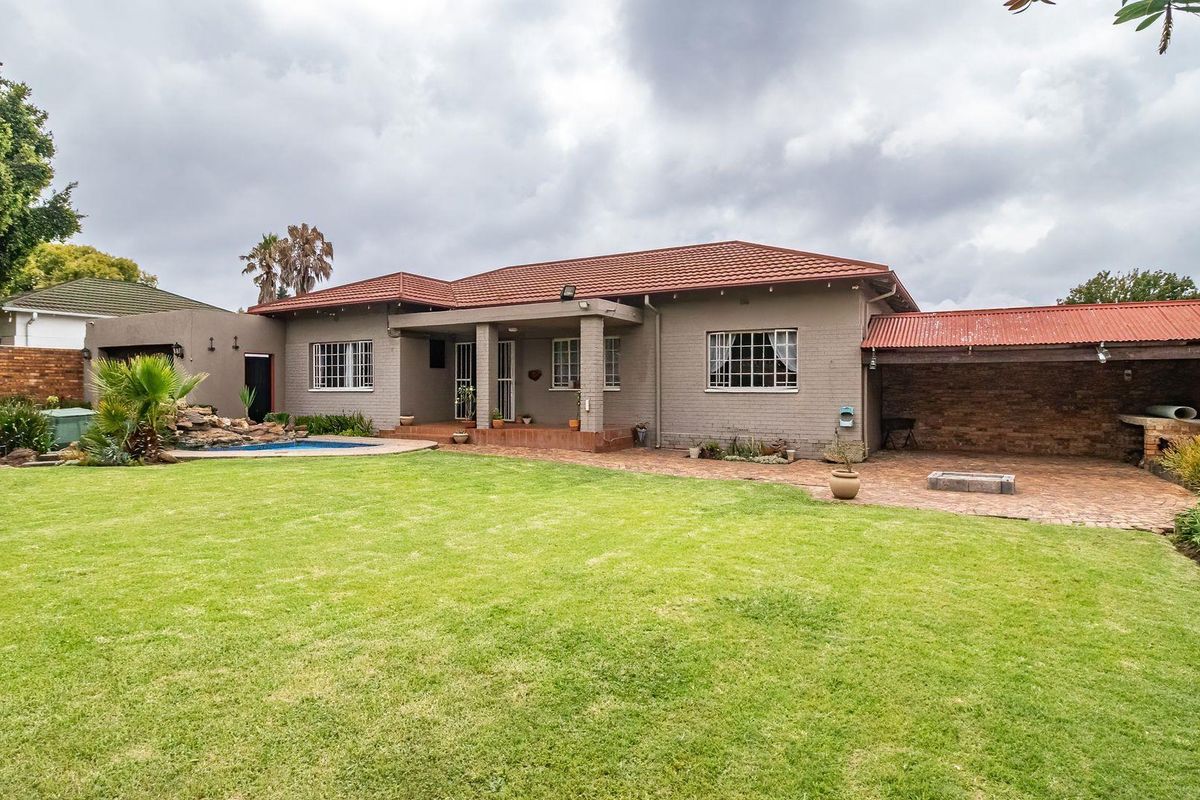 Charming Home: Classic Elegance Meets Modern Comfort! - Photo 2