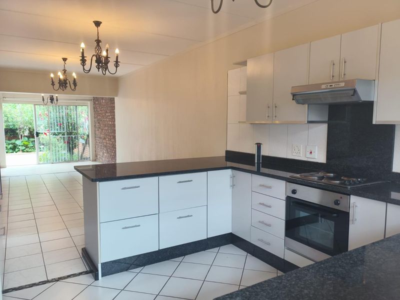 Elegant 2 Bedroom Ground Floor Home: Secure, Pet-Friendly, Perfect! - Photo 3