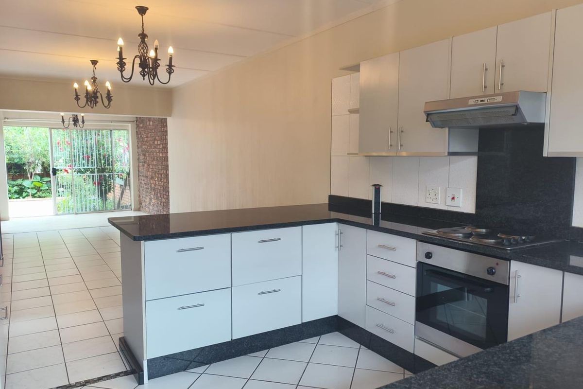 Elegant 2 Bedroom Ground Floor Home: Secure, Pet-Friendly, Perfect! - Photo 3