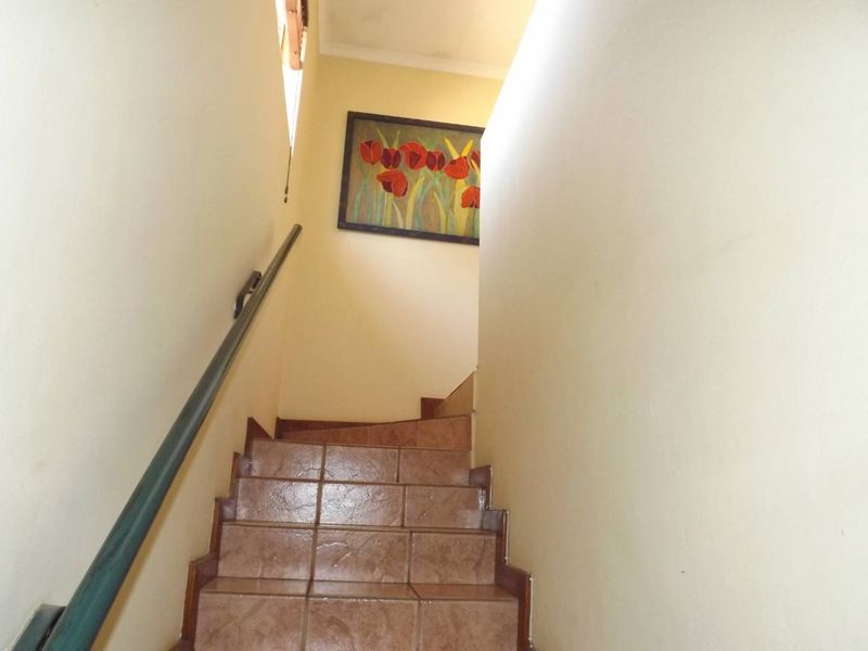 Charming 3 Bedroom Townhouse - Photo 8