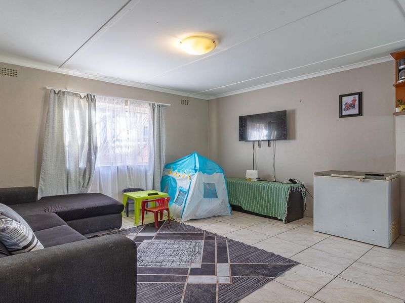 Spacious 2-Bedroom Home with Self-Contained 2-Bedroom Flat – Ideal for Families or Investment - Photo 6