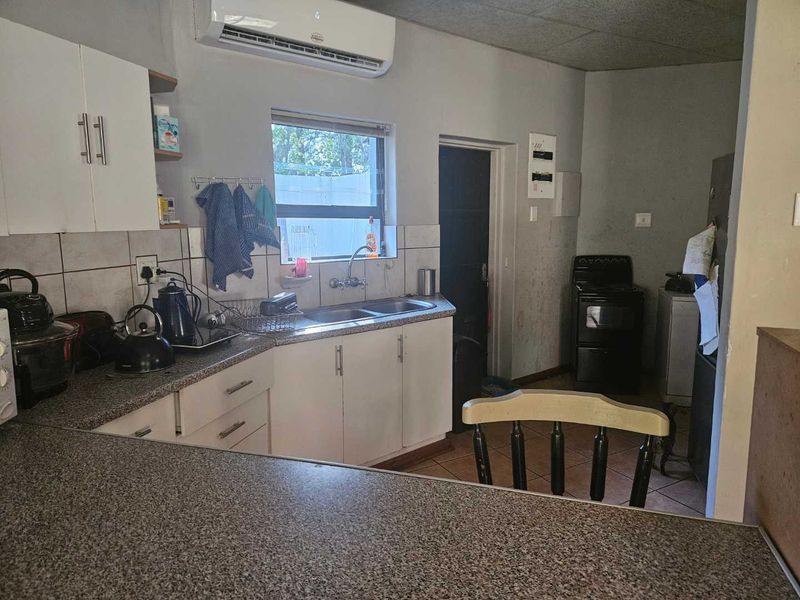 Two bedroom House with flat in Magersfontein - Photo 10