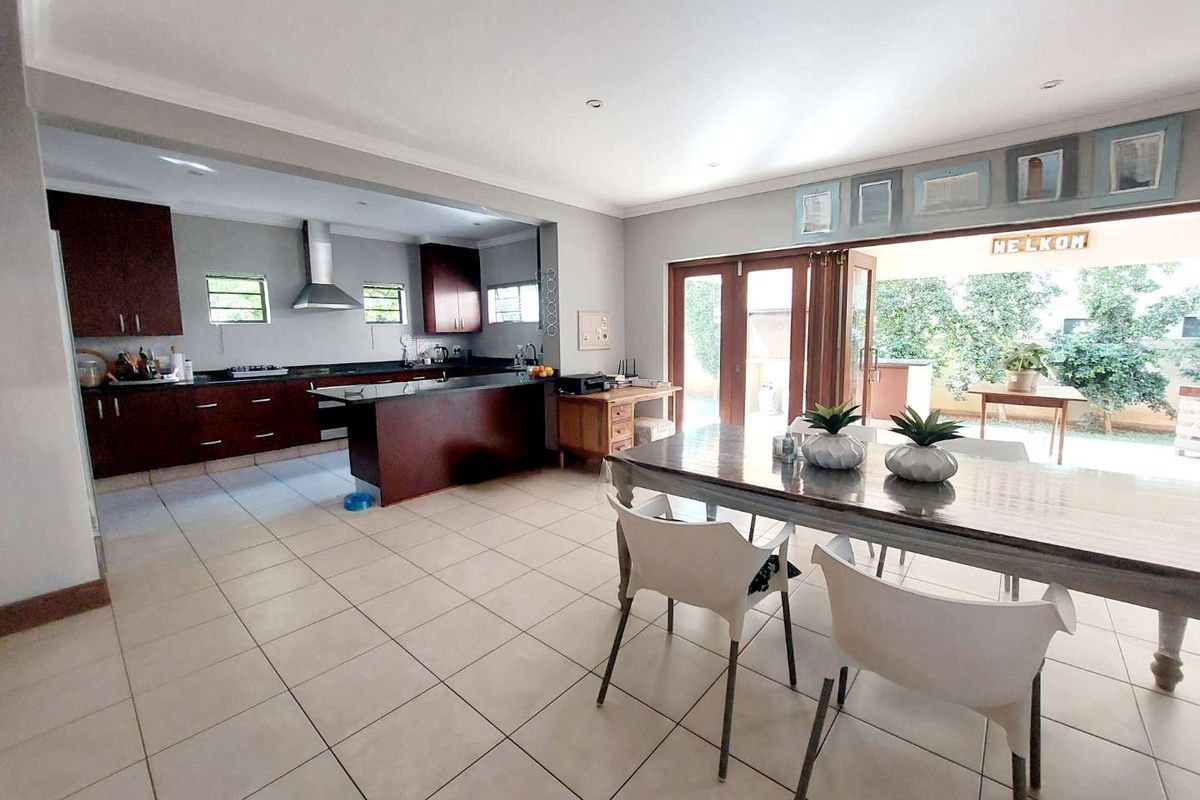 Modern 3 bedroom home in Secure Estate - Photo 2