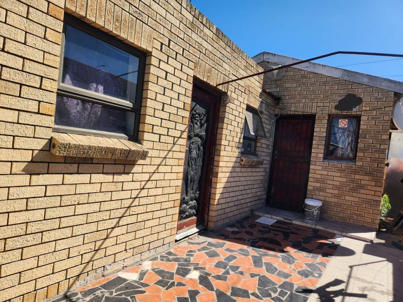Charming Two-Bedroom House for Sale in Mfuleni - R480,000 Cash - Photo 3