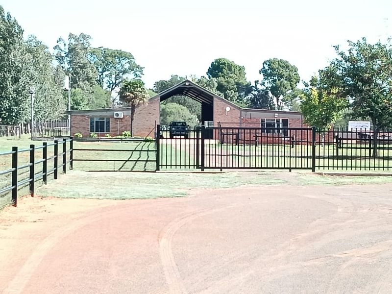 OUTSTANDING SMALL HOLDING. CAN BE USED FOR,GUESTHOUSE,ANY BUSINESS. ANY FARMING,LOTS OF WATER. - Photo 10