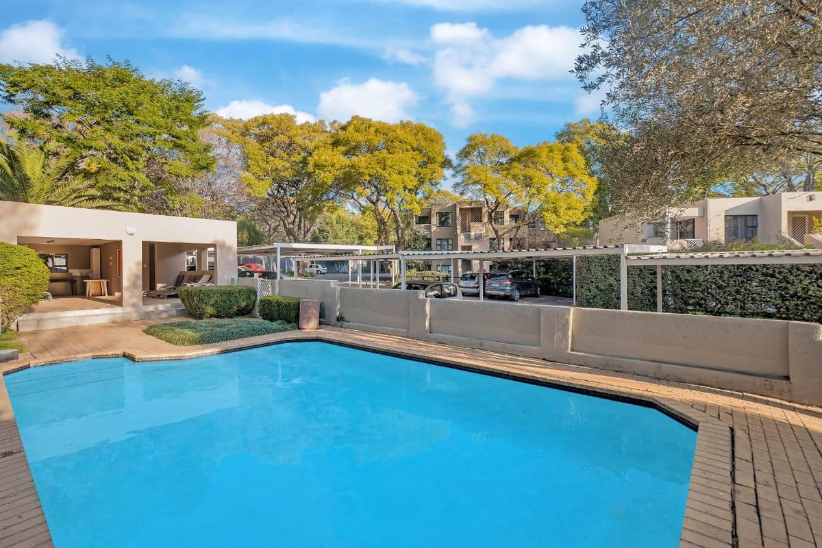 RENOVATED GROUND FLOOR APARTMENT IN A POPULAR COMPLEX IN PARKTOWN NORTH - Photo 3