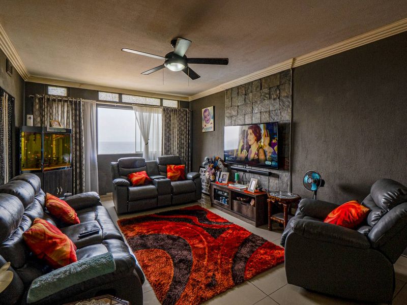 Spacious home - Photo 3