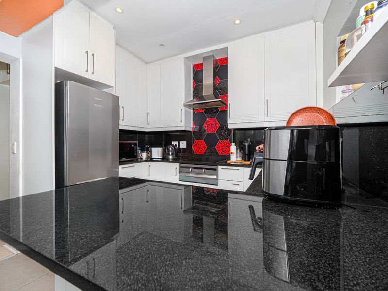 Modern Apartment with Spacious Garage in Prime Claremont Upper Location. - Photo 6