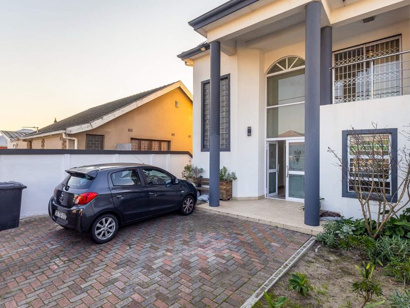 Stylish 4-Bedroom Family Home with Modern Finishes in Prime Kensington - Photo 2