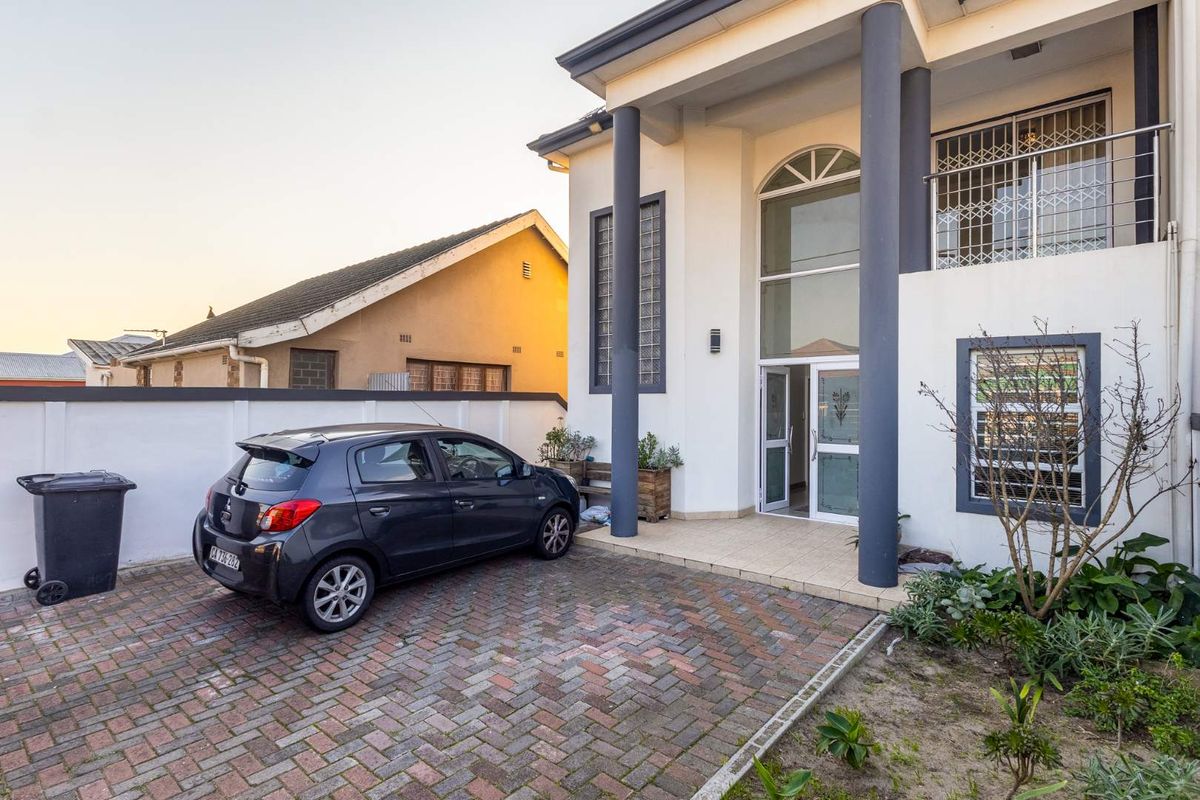 Stylish 4-Bedroom Family Home with Modern Finishes in Prime Kensington - Photo 2
