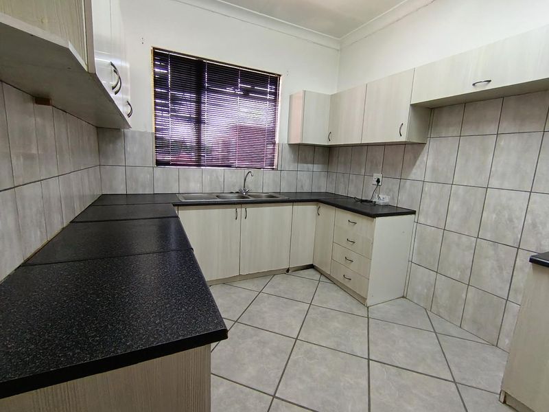 Stylish Top-Floor Living in the Heart of Bloemfontein. - Photo 2