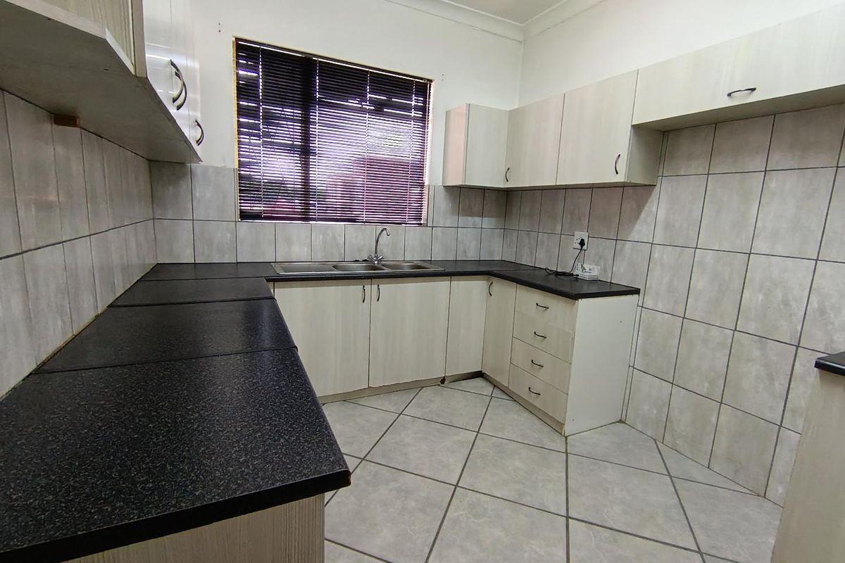 Stylish Top-Floor Living in the Heart of Bloemfontein. - Photo 2