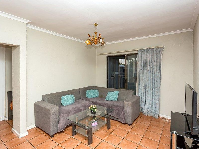 Two Bedroom Groundfloor Apartment With Garage - Photo 2
