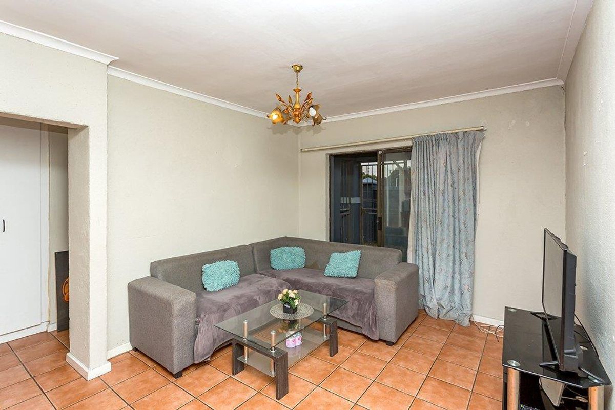Two Bedroom Groundfloor Apartment With Garage - Photo 2