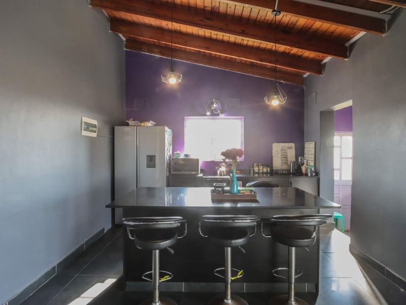 Modern Split-Level Family Home with Poolside Entertaining & Immaculate Finishes! - Photo 5