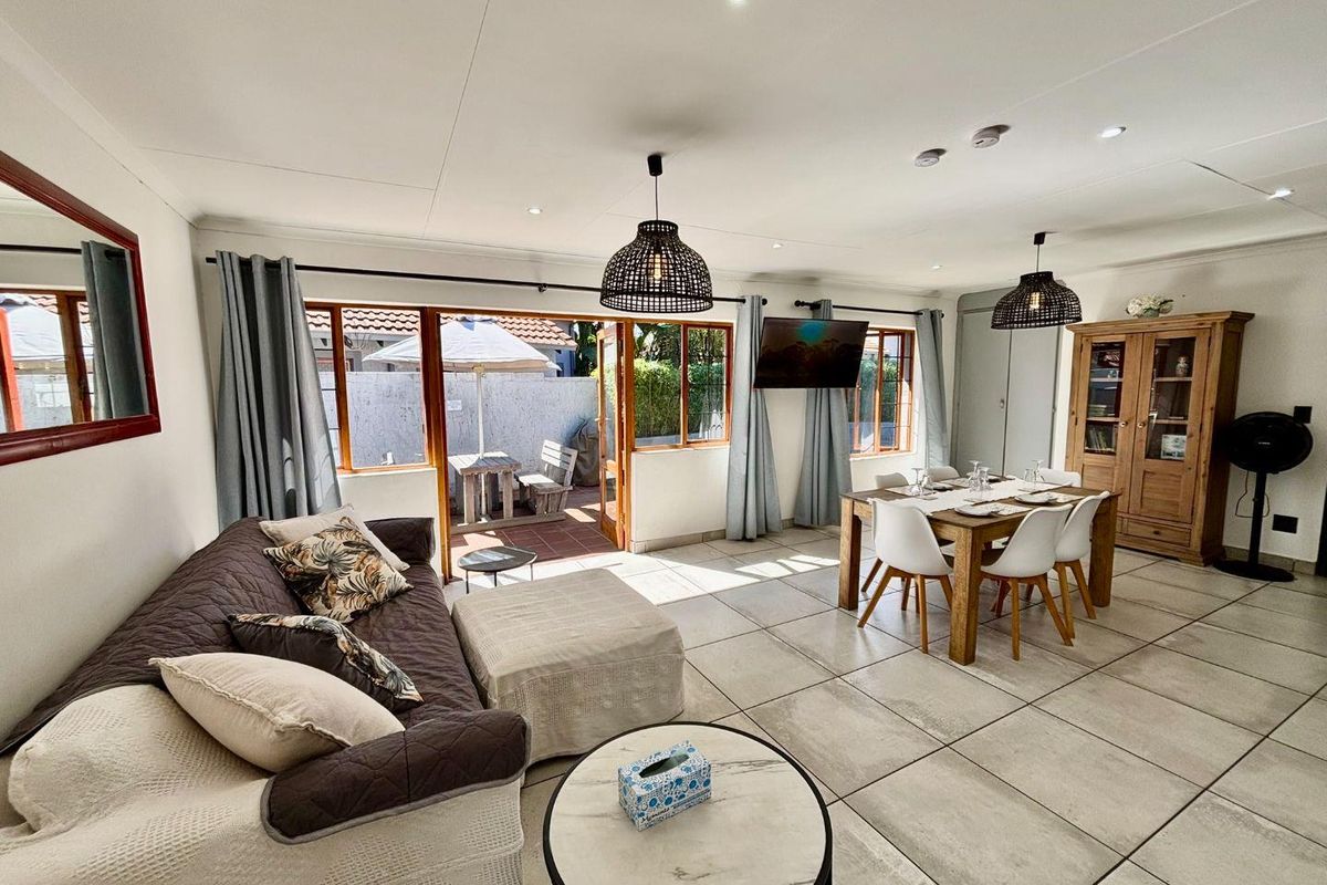 Exquisite, stylish townhouse to rent in Die WIlgers - Photo 2