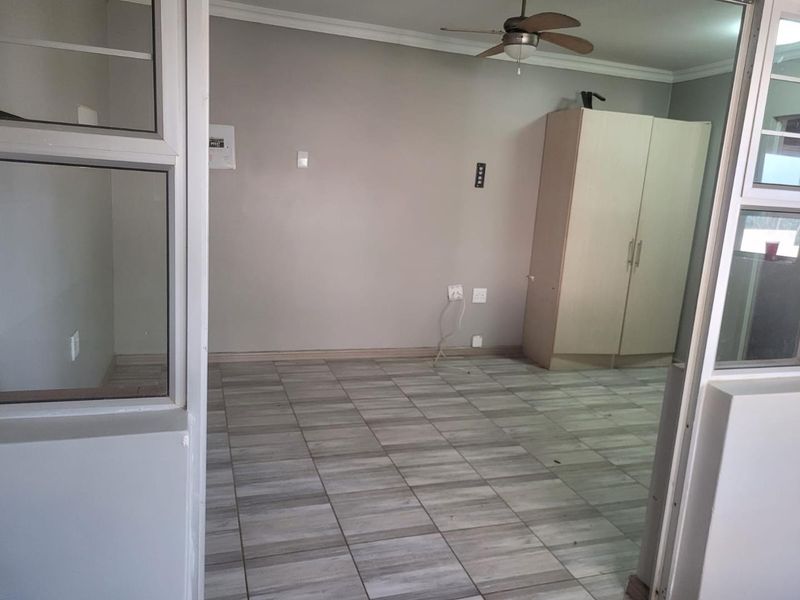Pet Friendly Cottage with Private Yard and 2 Parkings - Photo 4