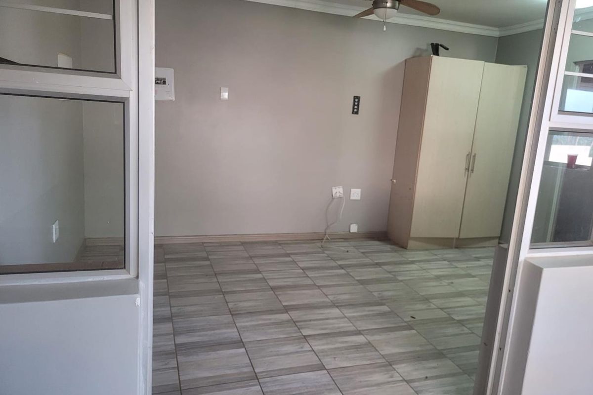 Pet Friendly Cottage with Private Yard and 2 Parkings - Photo 4