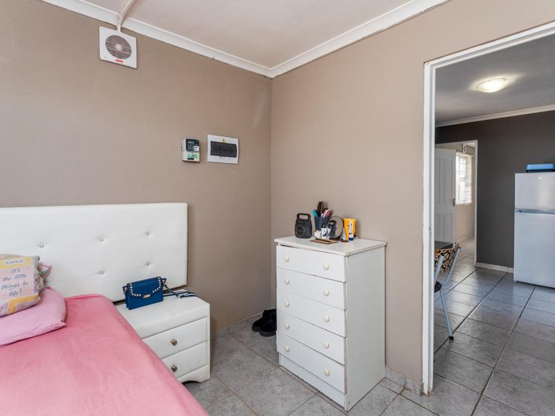 Versatile 3-Bedroom Home with Two Separate Entrances – Excellent Investment Opportunity - Photo 6