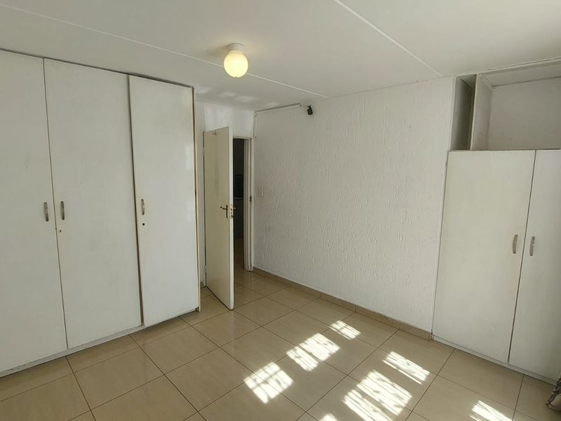 Charming Ground-Floor Unit: Comfort Meets Style! - Photo 9