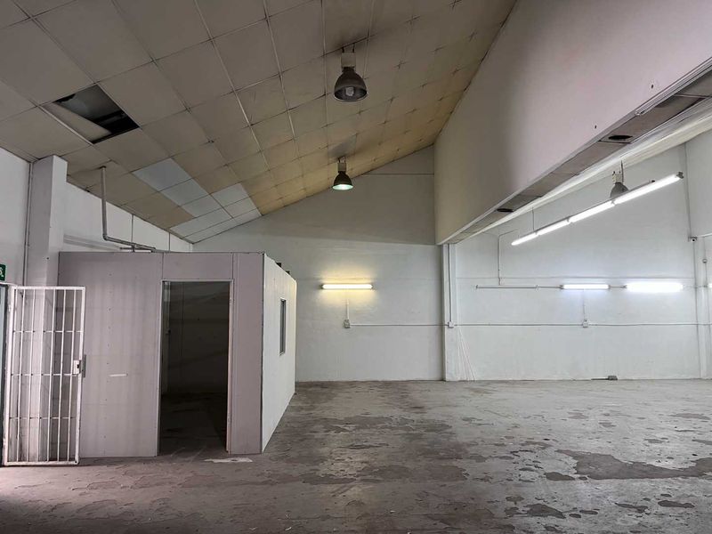 Exclusive Marine Drive Entry: Versatile Warehouse Space - Photo 5