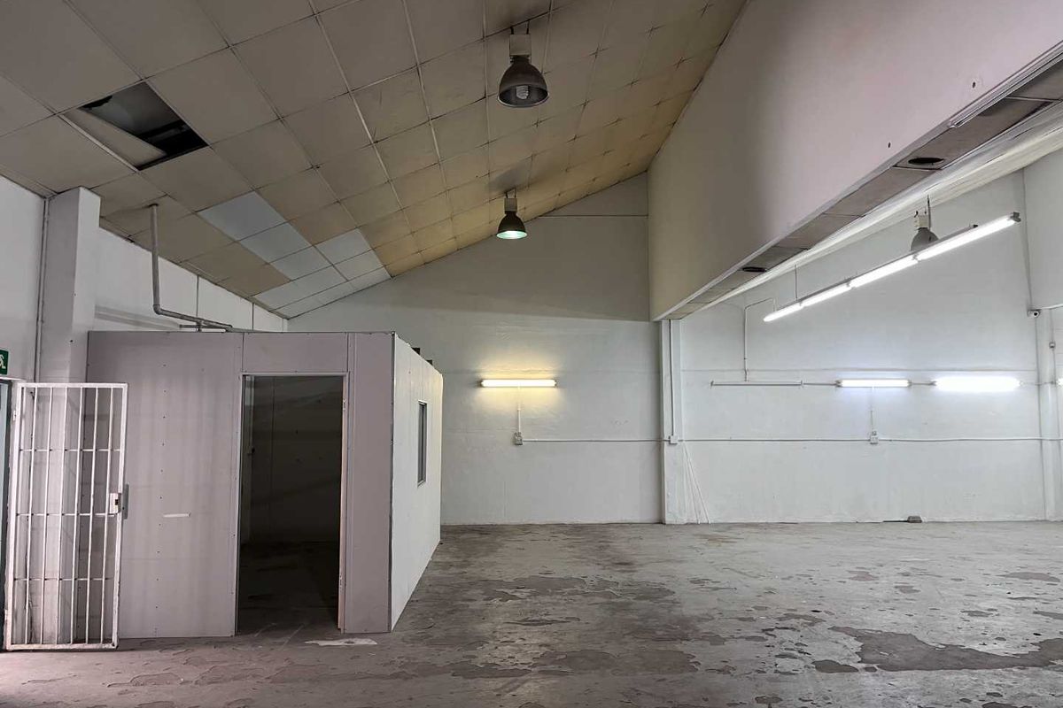 Exclusive Marine Drive Entry: Versatile Warehouse Space - Photo 5