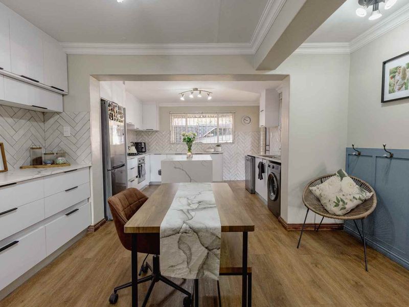 Picture-Perfect Garsfontein Duet with Style, Warmth and Beautiful Finishes - Photo 10
