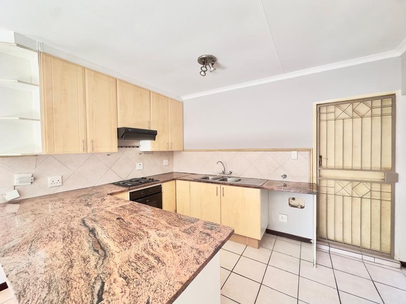 3 Bedroom Townhouse with Private Garden - Photo 4