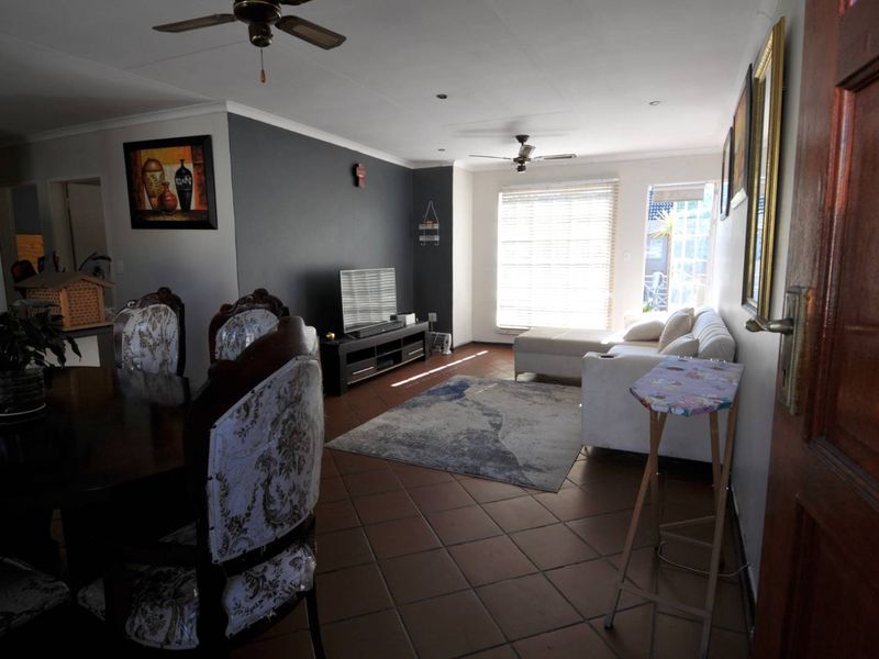Modern 2-Bedroom, 2-Bathroom Apartment to rent in Erasmuskloof - Photo 2