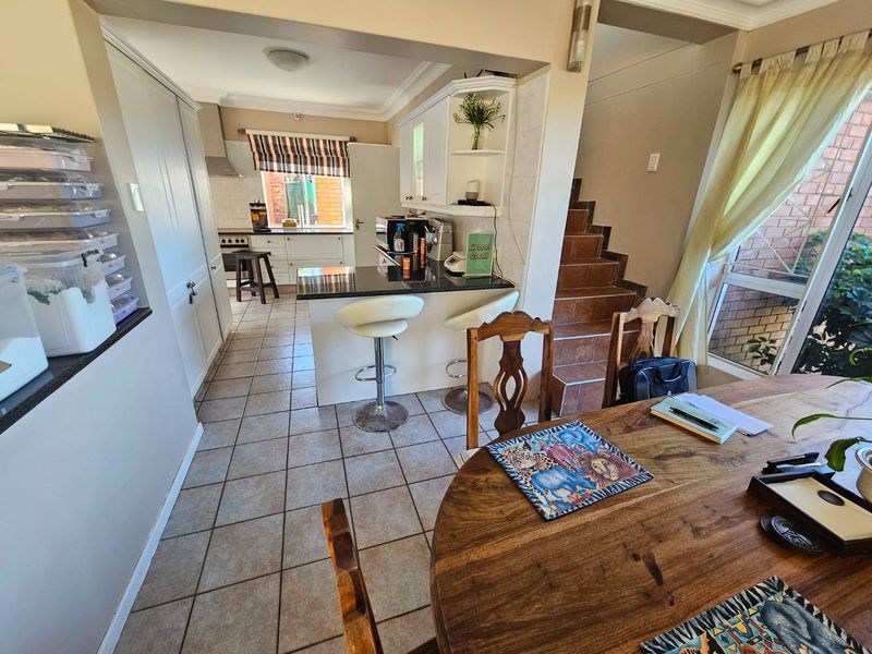 Stunning 4-Bedroom Home with Ocean Views in Prestigious Lovemore Heights - Photo 4