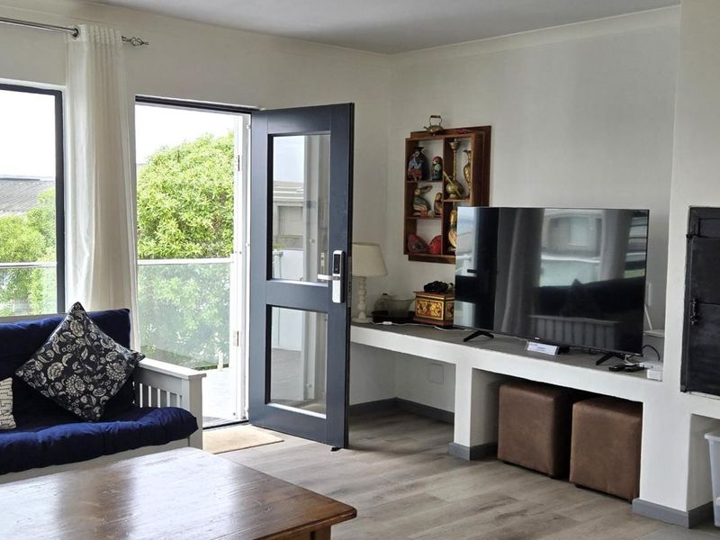 Luxury Franskraal home 100 metres from shoreline, offering turnkey living, secure garages, solar power, and sea views. - Photo 7