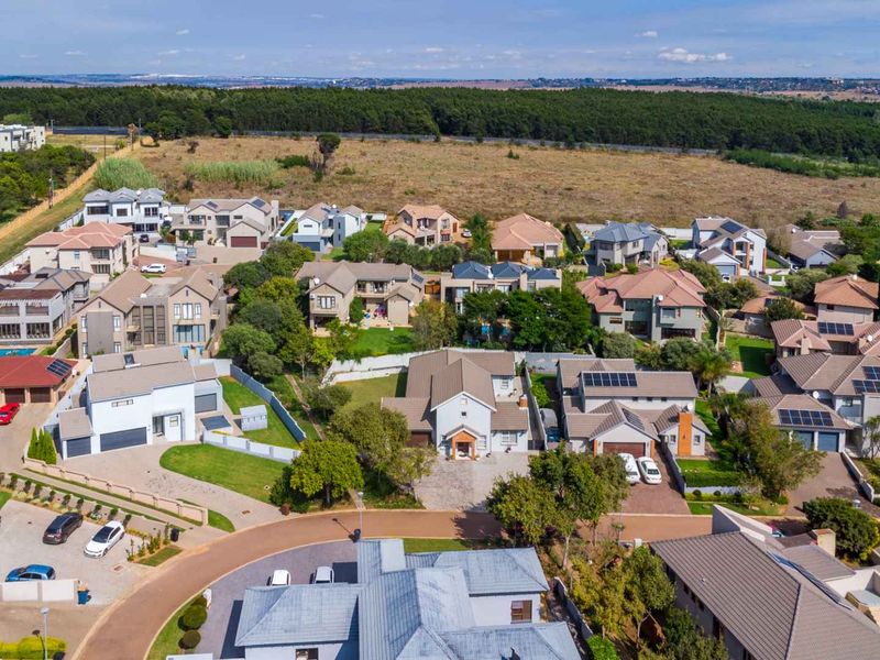 Stylish, Spacious & Secure – The Perfect Family Home in Mooikloof Country View Estate - Photo 10