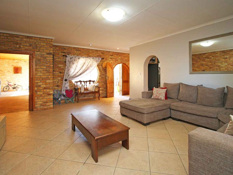 4-Bedroom Family Home with Pool and Entertainment Area - Photo 7