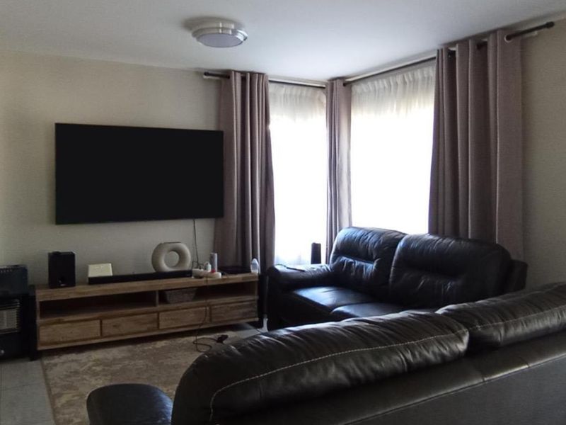 A home that reflects your success. - Photo 2