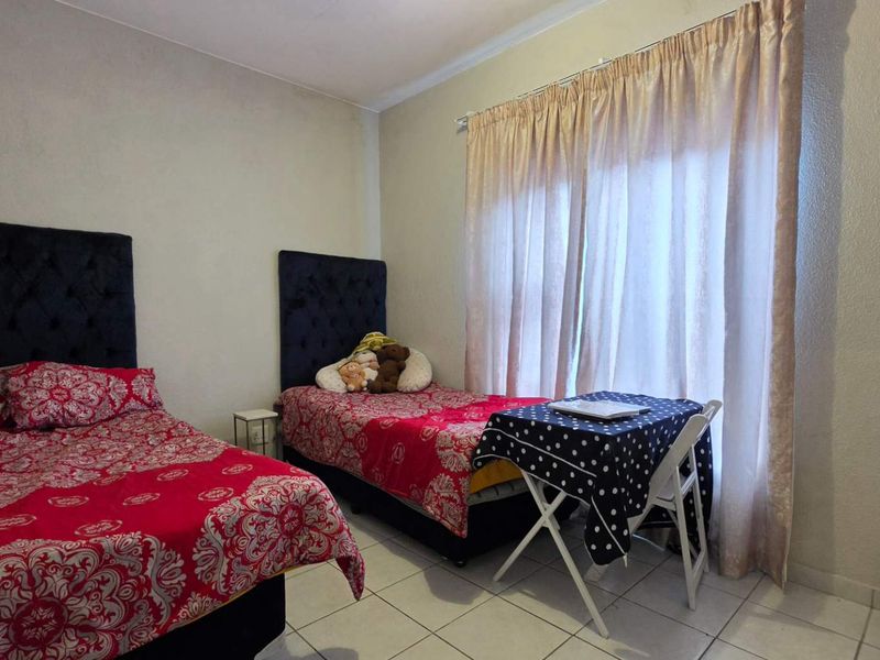 3 Bedroom Apartment / Flat for Sale in New Market Park - Photo 9