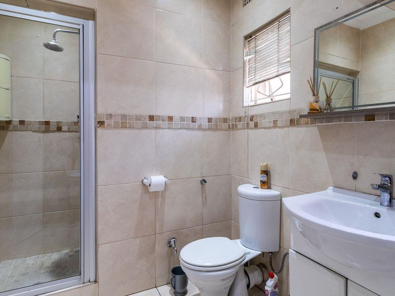 Stunning 4 Bedroom Home in Rynsoord - Photo 9