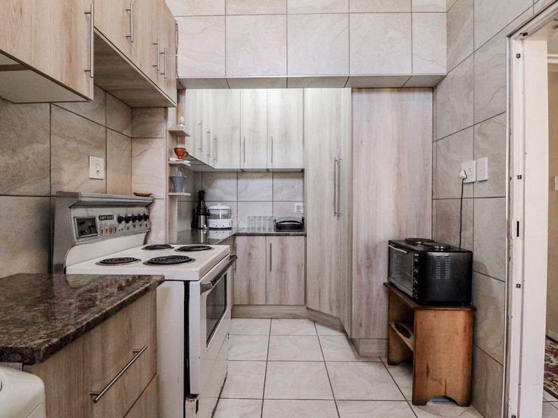 Spacious First Floor  3-Bed Apartment in Benoni CBD - Photo 7