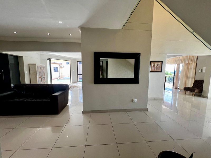 Spacious Modern House - Photo 7