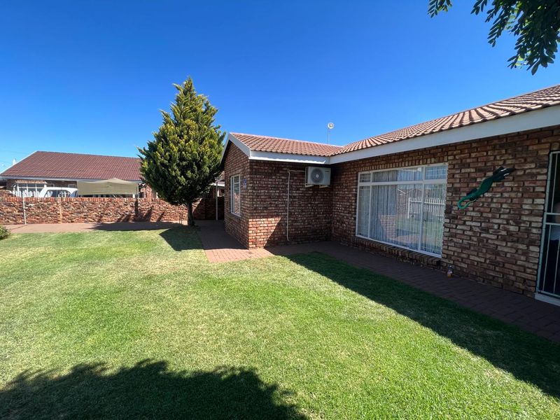 Low Maintenance Townhouse in South Ridge - Photo 4