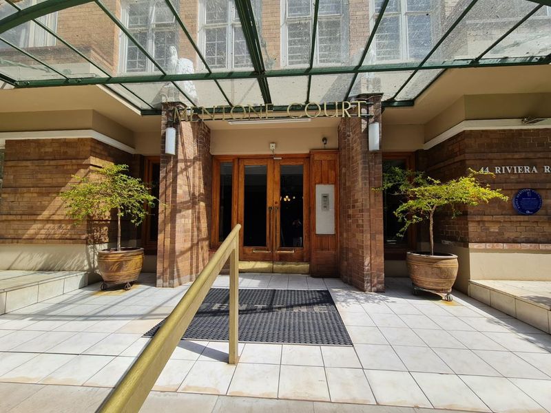 **Luxurious Apartment Complex in Highly Desirable Killarney** - Photo 5