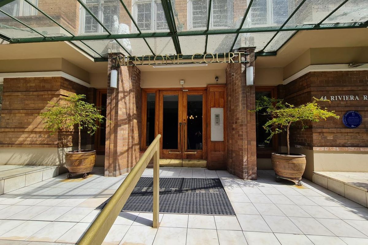**Luxurious Apartment Complex in Highly Desirable Killarney** - Photo 5