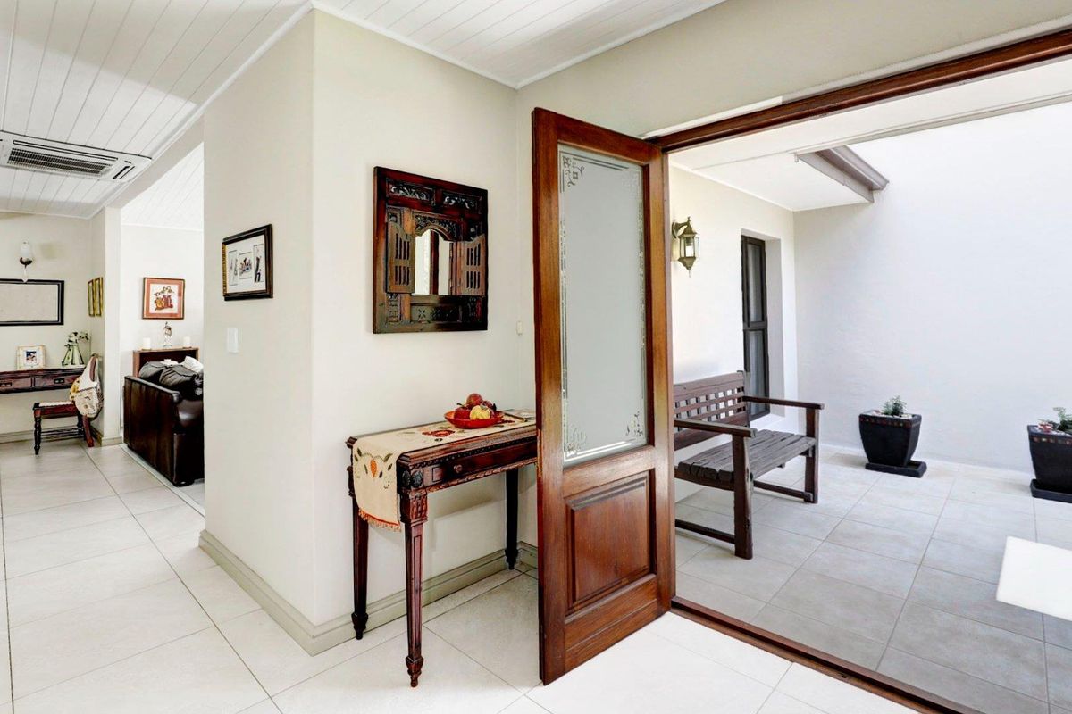 Spacious 4 Bed Family Home in Mature Garden – Walk to School! - Photo 4