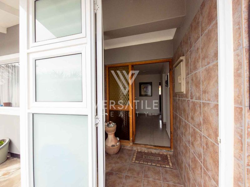 3 bedroom home with bachelor flat - Photo 4