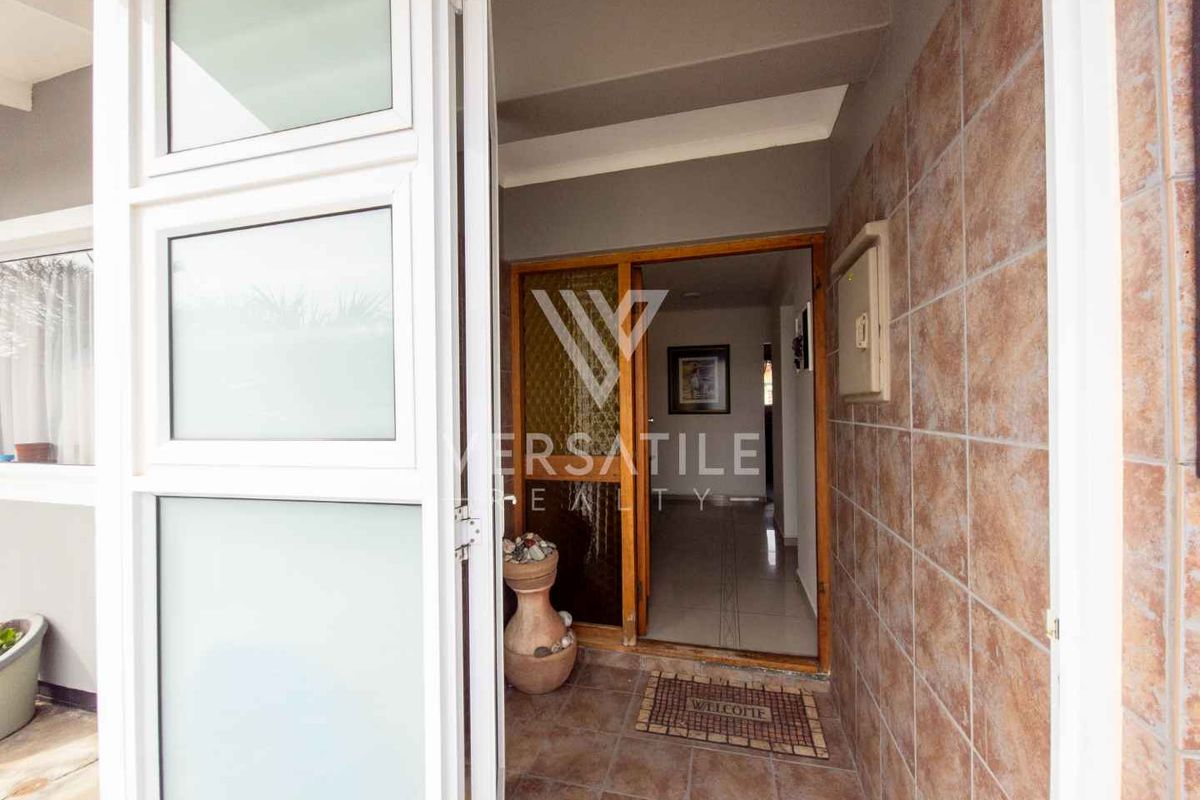 3 bedroom home with bachelor flat - Photo 4