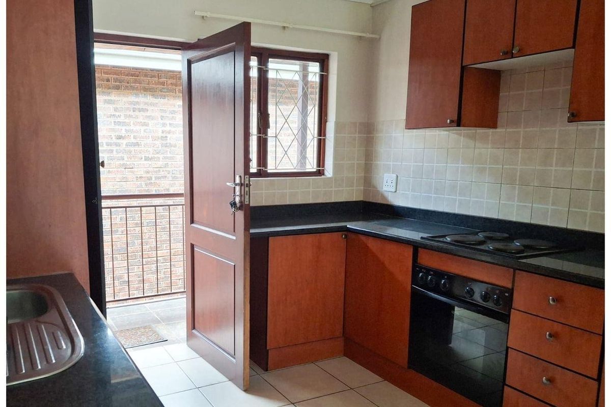 Large two bedroom apartment in Howick Central - Photo 5