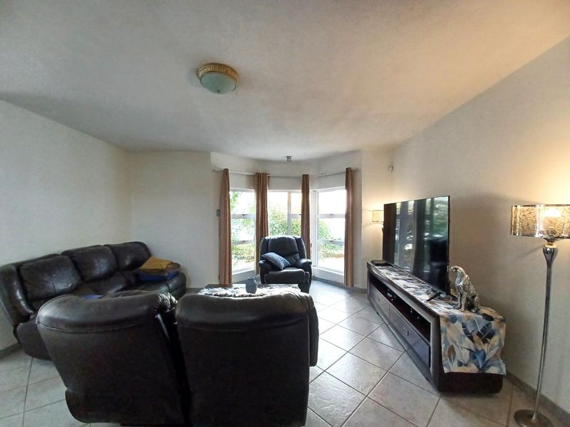 Kleine Kuppe - Spacious Double-Storey Home – N$ 2.7 Million (CC Registered) - Photo 8